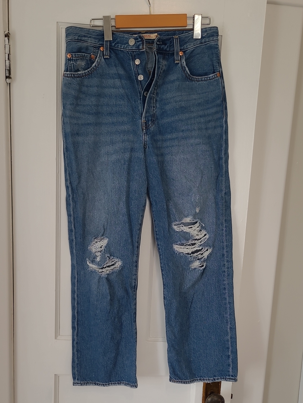 Distressed Levis Premium Ribcage Straight Ankle